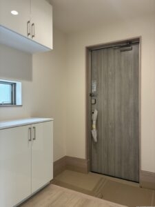 【B棟】小窓から光の差し込む明るい玄関です。