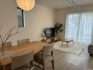 【B棟】17帖のLDKです。イメージ家具により、おしゃれなリビングルームとなっています。