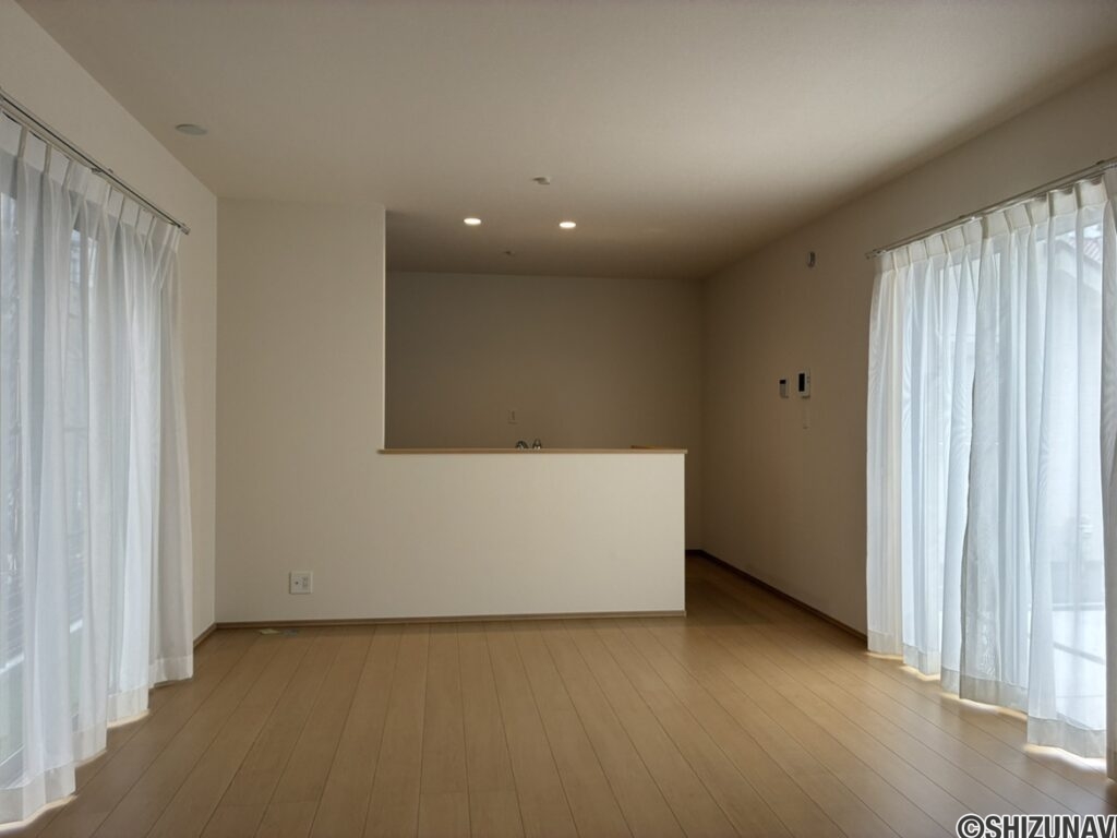 【D棟】15帖のLDKです。南北に窓があり明るい空間です。