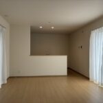 【D棟】15帖のLDKです。南北に窓があり明るい空間です。