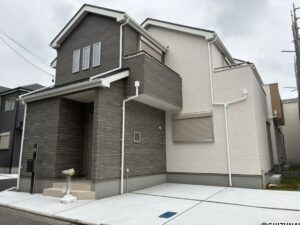 【C棟】南西向きで日当たりのよい玄関口です。
