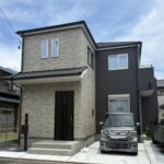 【A棟】南西向きで日当たりの良い玄関口です。
