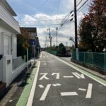 西側の前面道路道路を挟んで向かい側が小学校です！