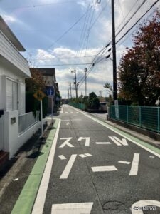 西側の前面道路道路を挟んで向かい側が小学校です！