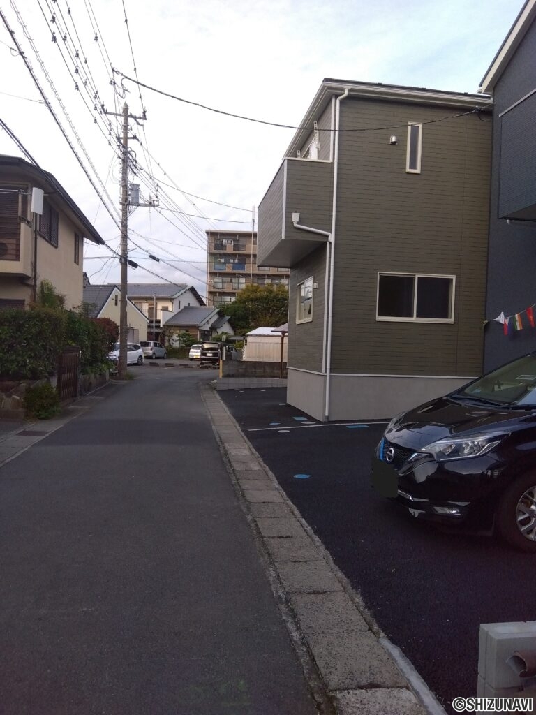 物件南側から撮影した前面道路の写真です。