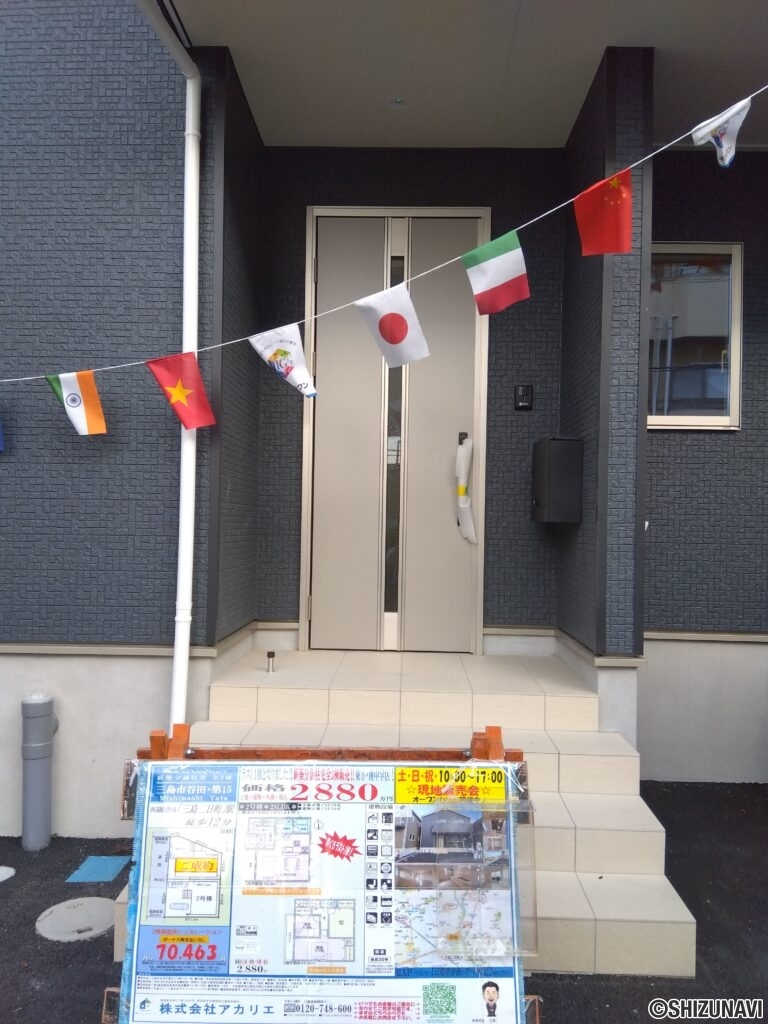 物件玄関外側からの写真です。