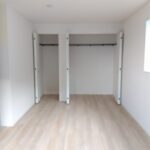 2階 寝室(9.5帖)の写真です。