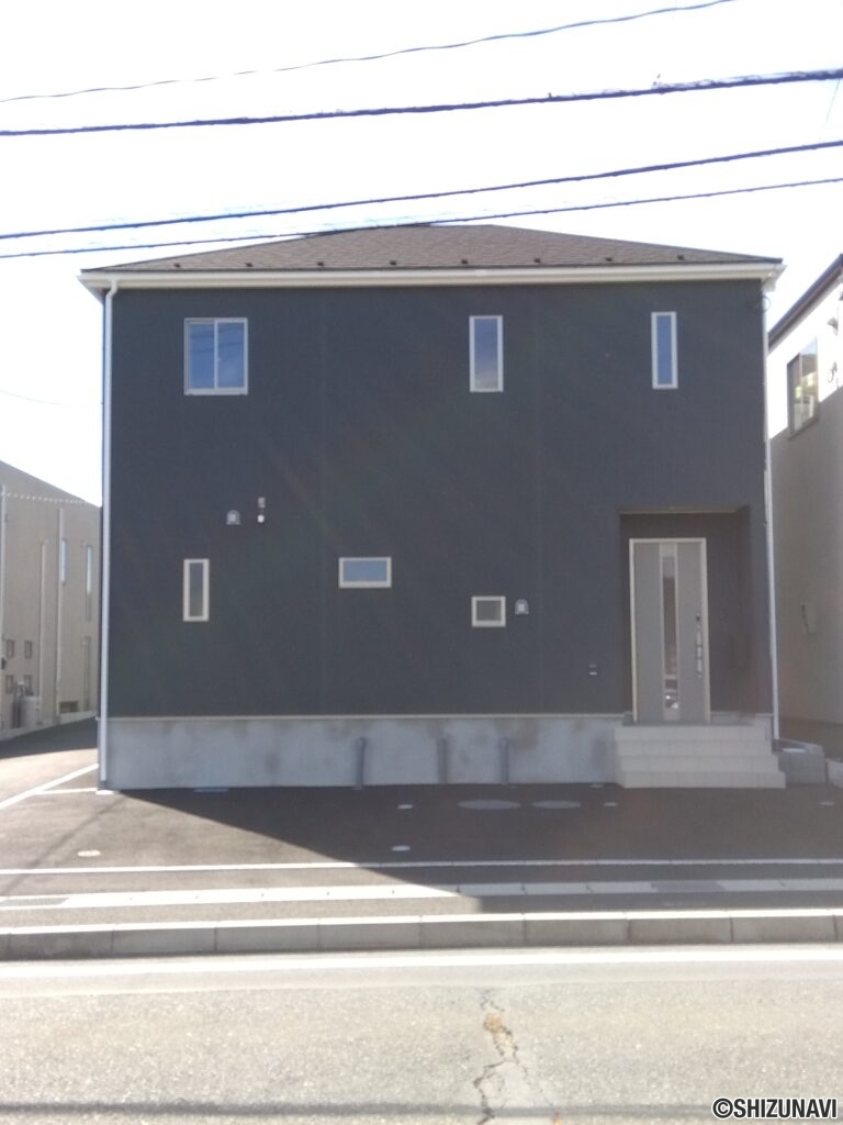 1号棟 物件正面からの写真です。