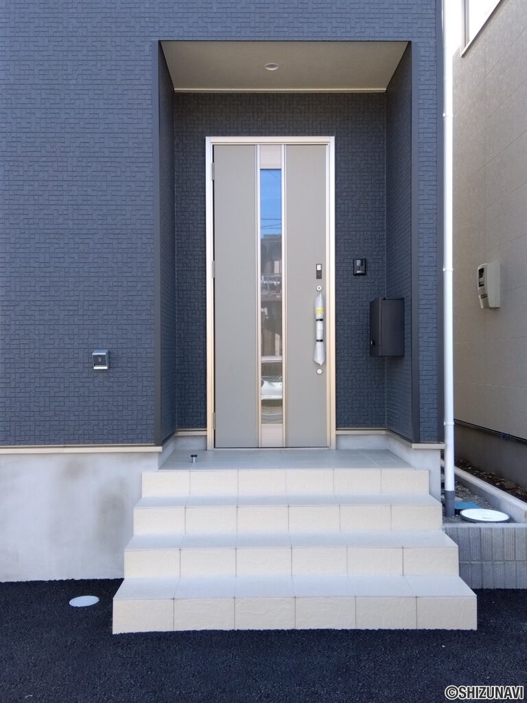 1号棟 玄関外側からの写真です。