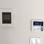 1号棟 1階モニタ付きインターホンと給湯器の写真です。