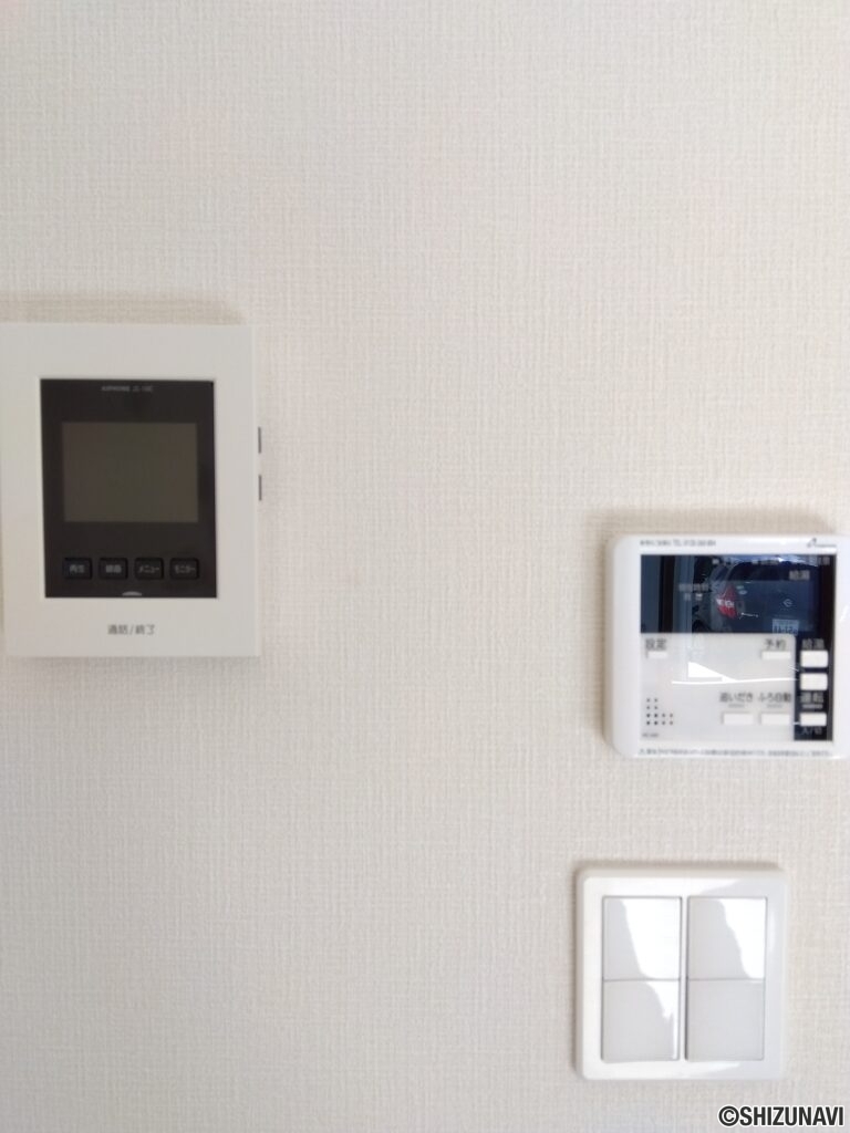 1号棟 1階モニタ付きインターホンと給湯器の写真です。