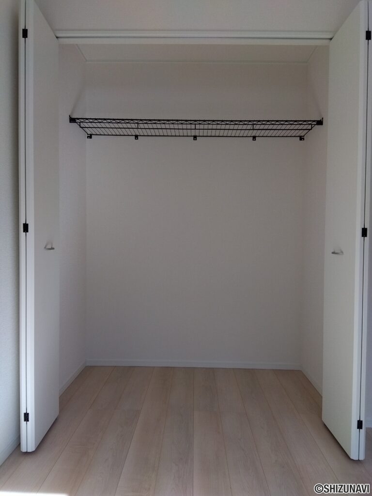 1号棟 2階洋室(5帖)の収納の写真です。