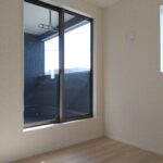 1号棟 2階洋室(バルコニー側5帖)の写真です。