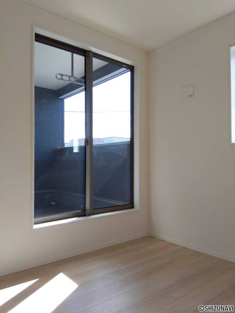 1号棟 2階洋室(バルコニー側5帖)の写真です。