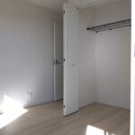 1号棟 2階洋室(バルコニー側5帖)の写真です。