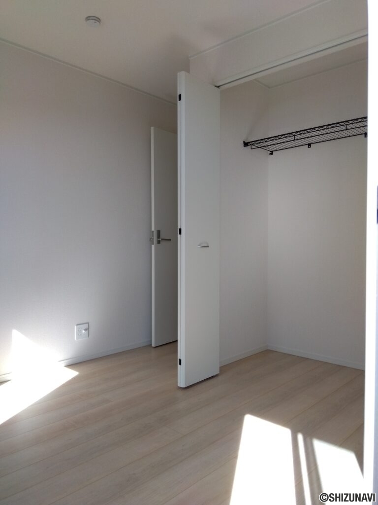 1号棟 2階洋室(バルコニー側5帖)の写真です。