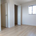 1号棟 2階寝室(8帖)の写真です。