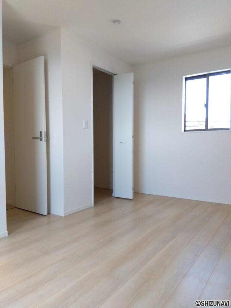 1号棟 2階寝室(8帖)の写真です。