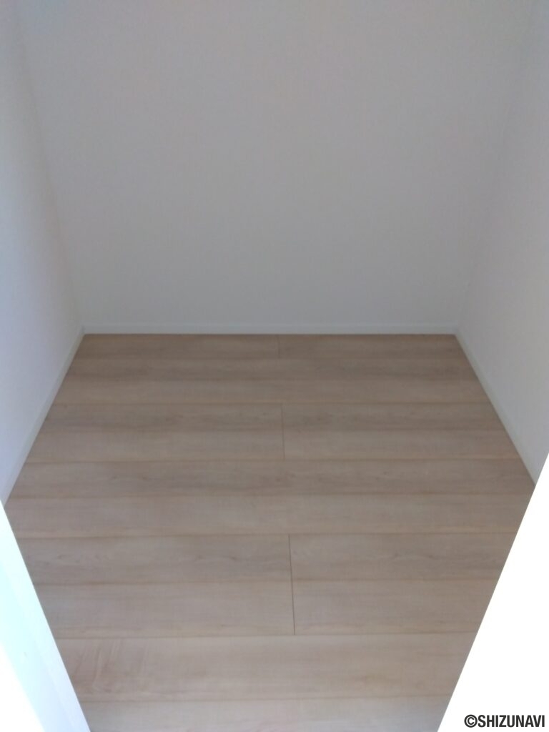 1号棟 2階寝室側のウォークインクローゼットの写真です。