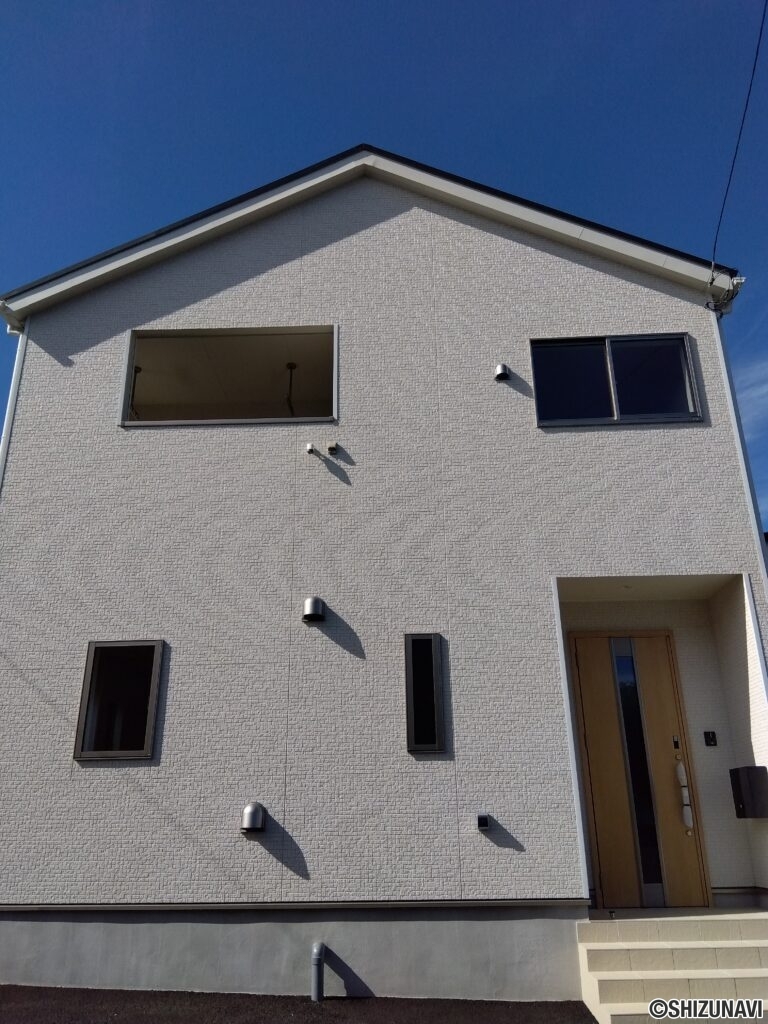 2号棟 物件正面からの写真です。