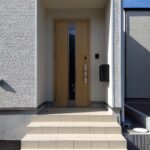 2号棟 玄関外側からの写真です。