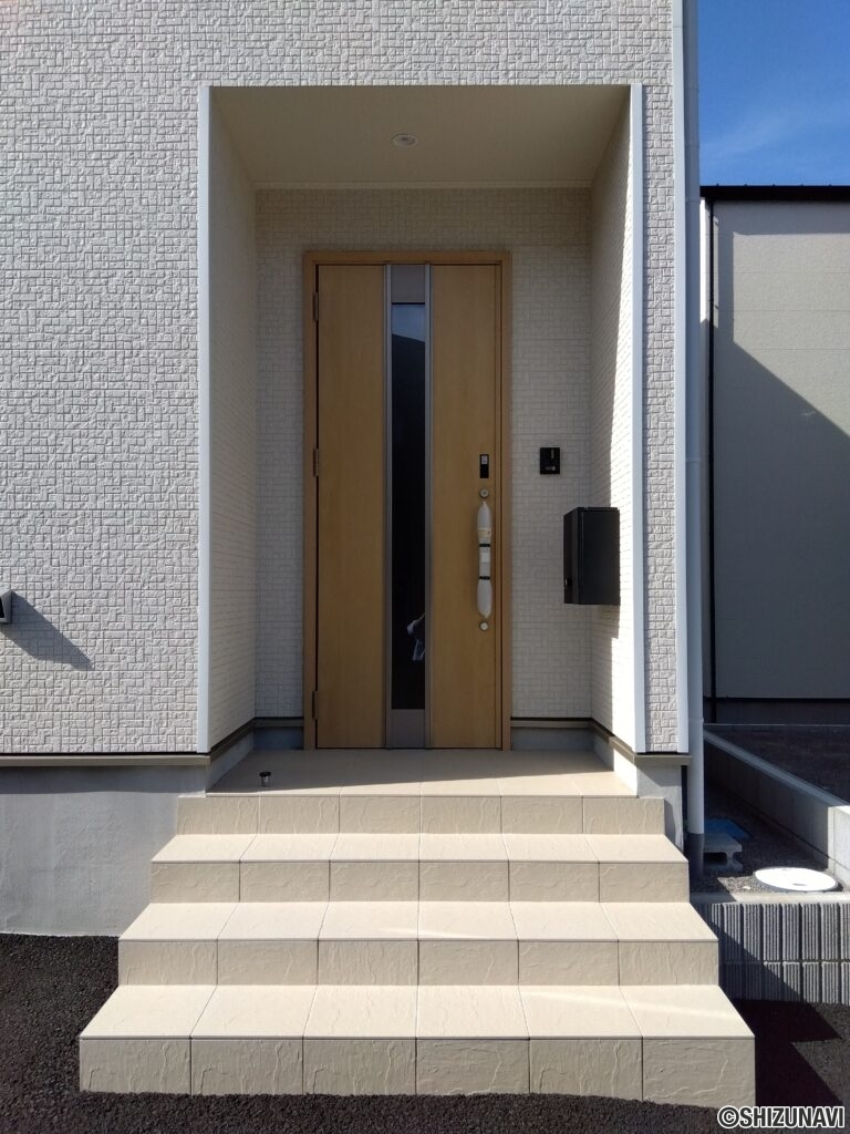 2号棟 玄関外側からの写真です。