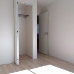 2号棟 2階洋室(5.7帖)の写真です。