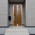 物件玄関外側からの写真です。