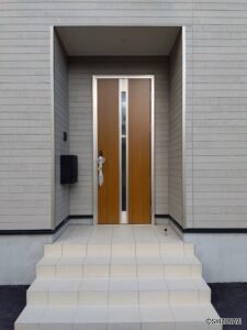 物件玄関外側からの写真です。