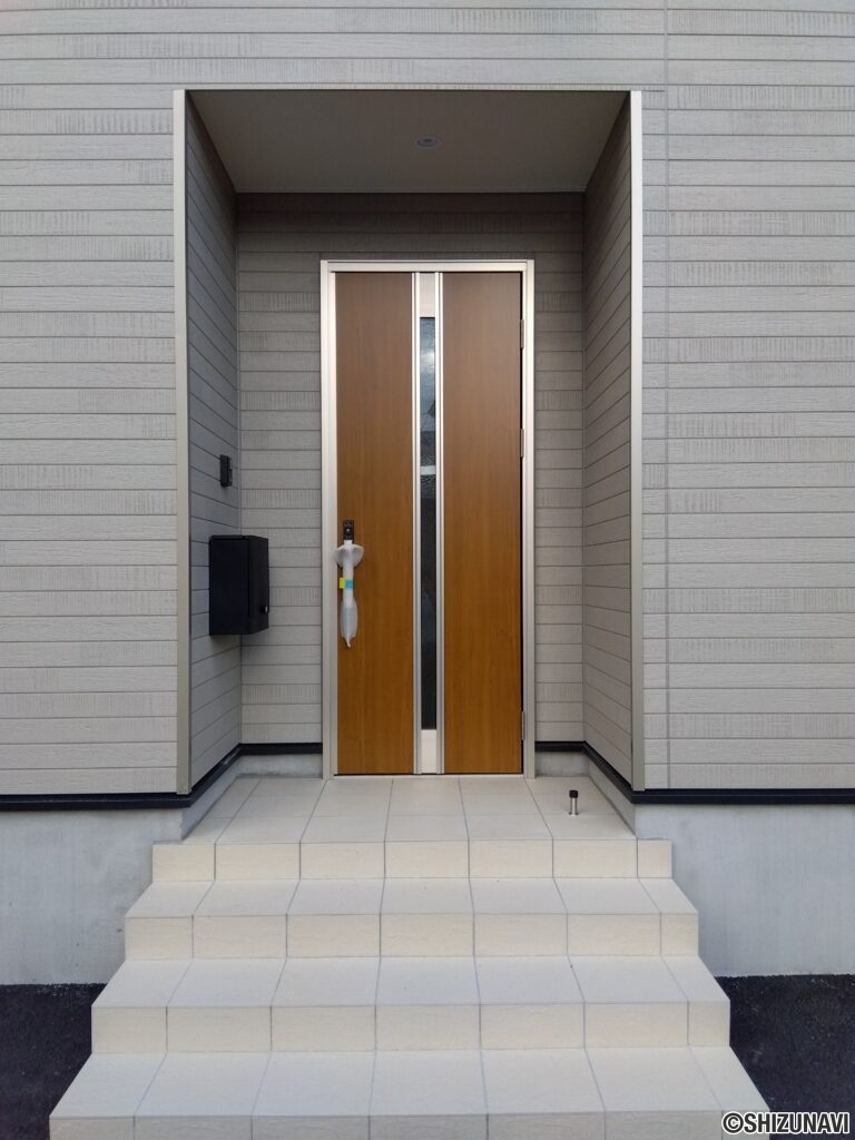 物件玄関外側からの写真です。