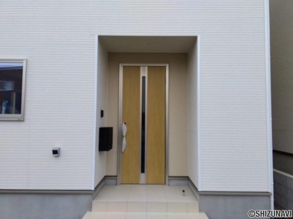 1号棟 玄関外側の写真です。