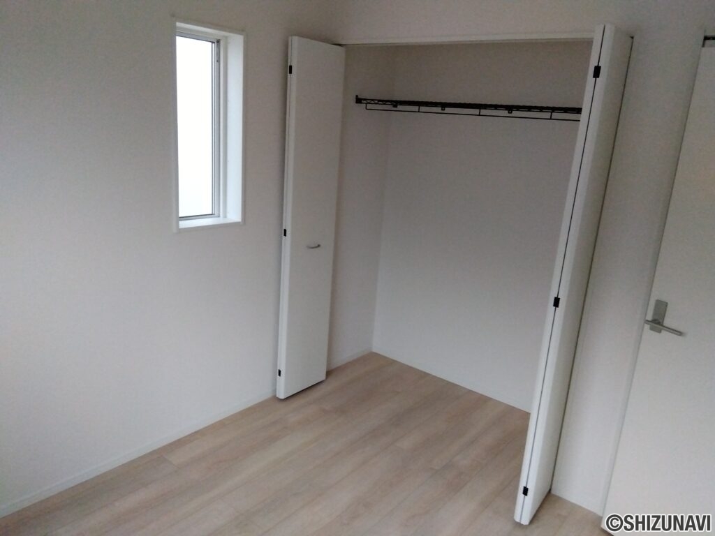 1号棟 2階洋室(4.8帖)の写真です。