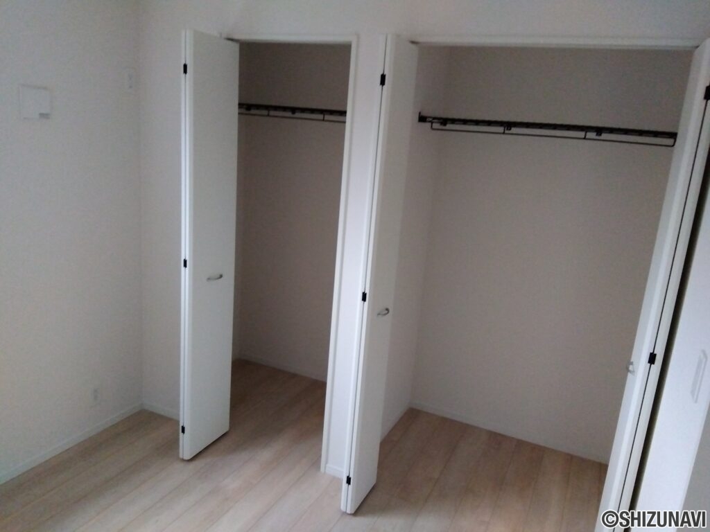 1号棟 2階洋室(4.5帖)の写真です。