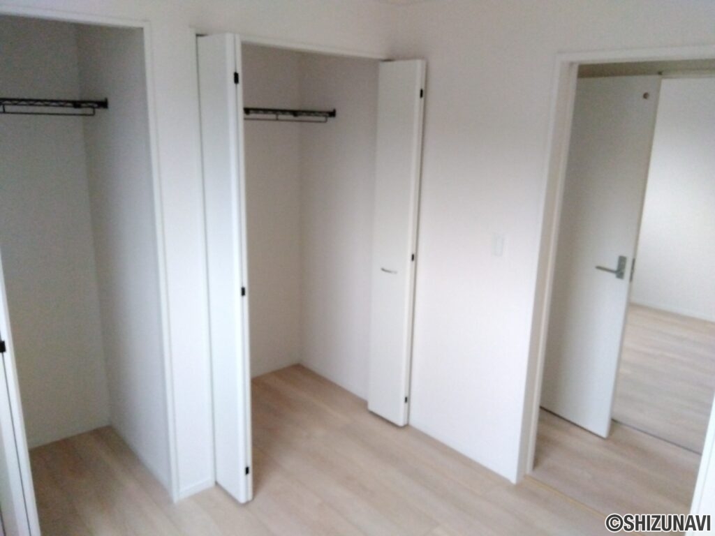 1号棟 2階洋室(4.5帖)の写真です。