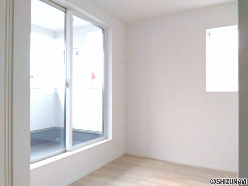 1号棟 2階洋室(バルコニー側4.5帖)の写真です。