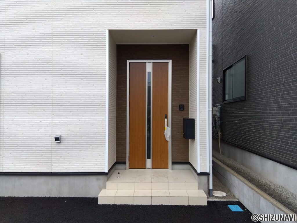 2号棟 玄関外側の写真です。