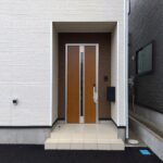 2号棟 玄関外側の写真です。