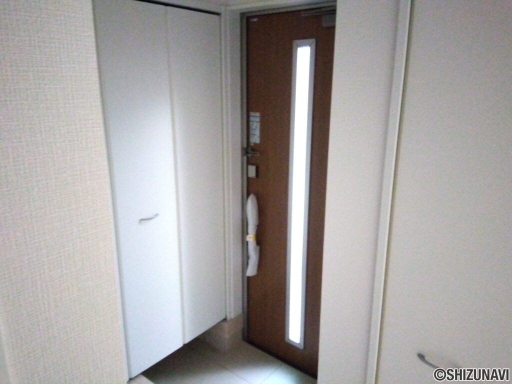 2号棟 1階玄関の写真です。