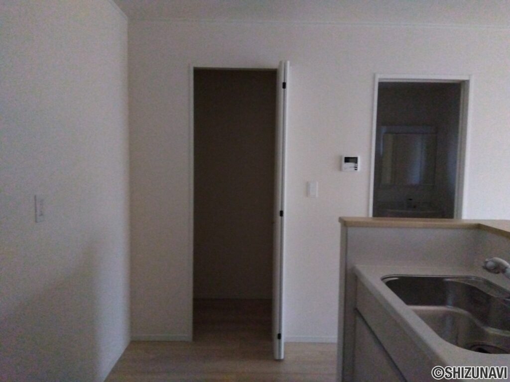 2号棟 1階キッチン横のパントリーの写真です。