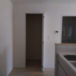 2号棟 1階キッチン横のパントリーの写真です。