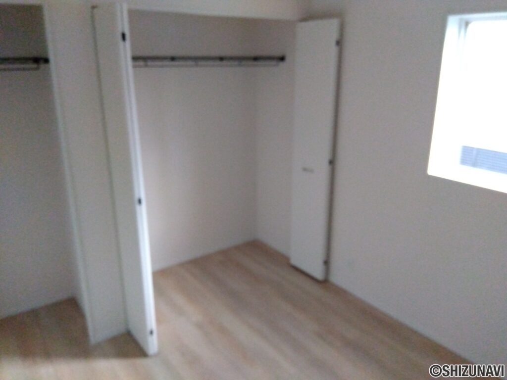 2号棟 2階洋室(4.8帖)の写真です。