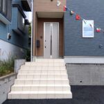 玄関外側からの写真です。