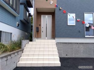 玄関外側からの写真です。