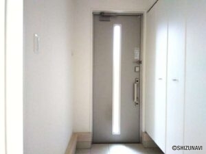 1階 玄関の写真です。