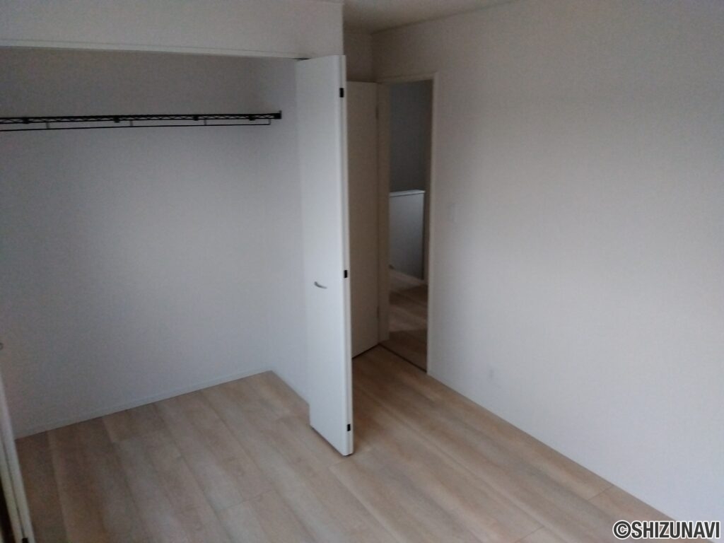 2階 洋室(5.7帖)の写真です。