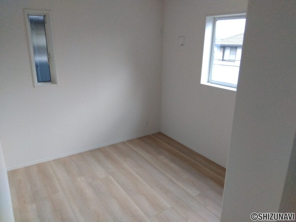 2階 洋室(5.7帖)の写真です。