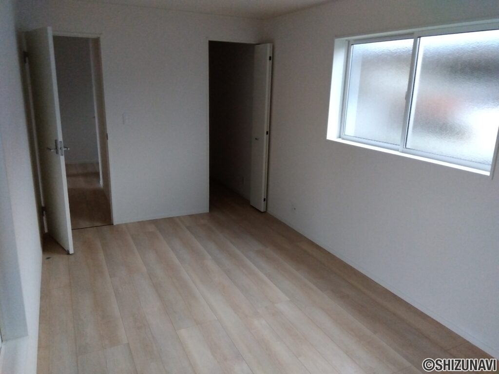 2階 洋室(8.2帖)の写真です。