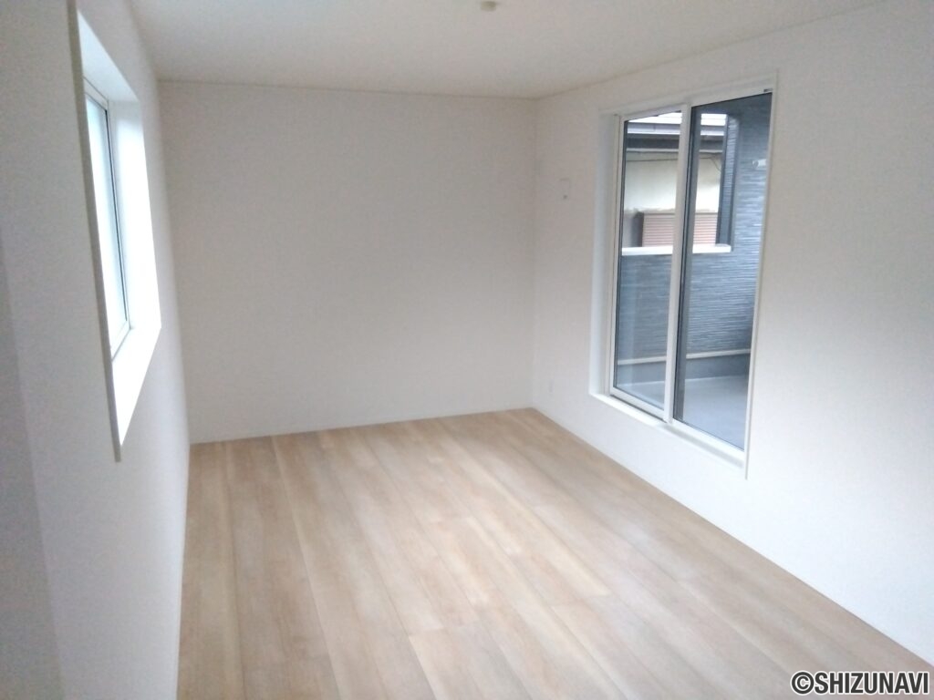 2階 洋室(8.2帖)の写真です。