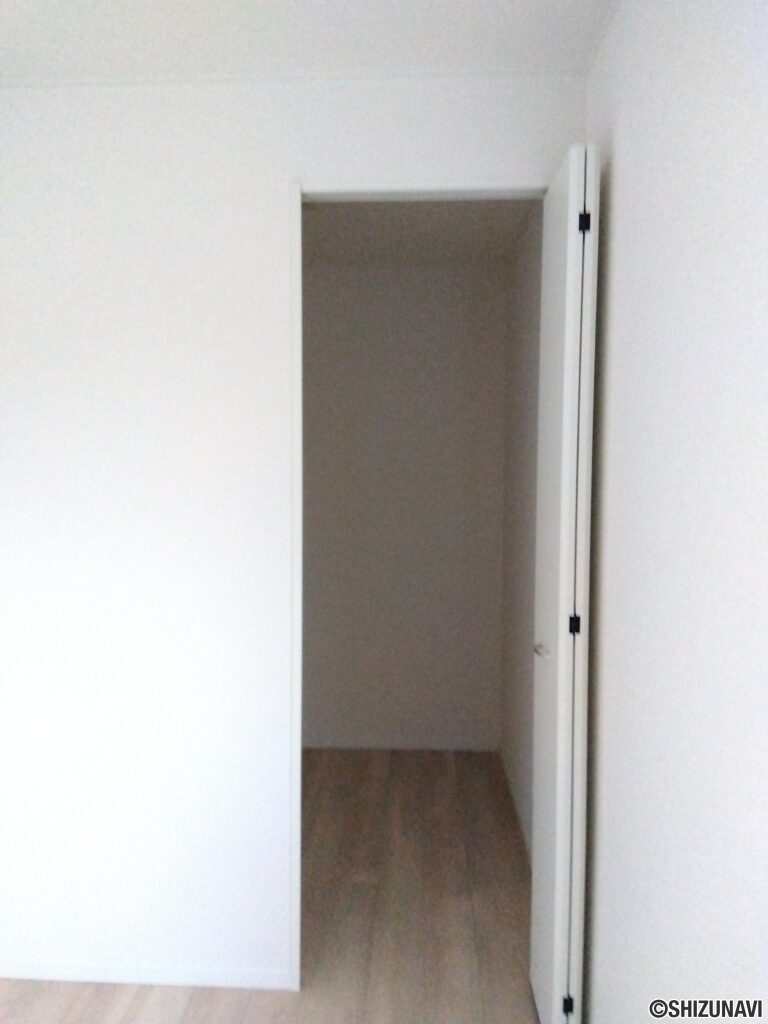 2階 洋室(8.2帖)にあるウォークインクローゼットの写真です。