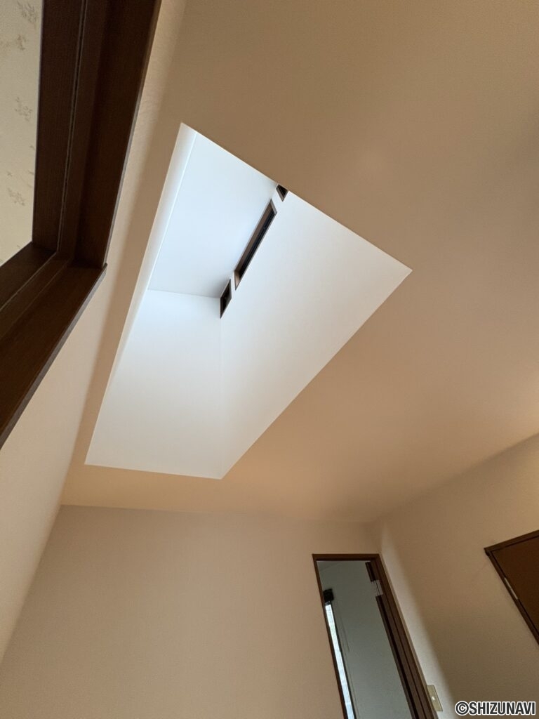 二階廊下の吹き抜けです。ガラリという換気口がございますので、いつでも室内の空気を新鮮にできます。